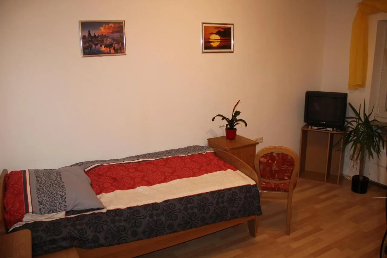Ferienwohnung Mit 4 Schlafzimmer Fuer 2 Bis 9 Gaeste----Apartment With 4 Bedrooms For 2 To 9 Guests Nürnberg Apartment